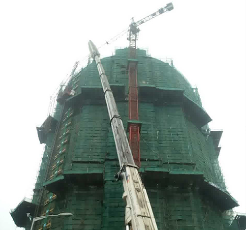牡丹江吊车在工地上作业